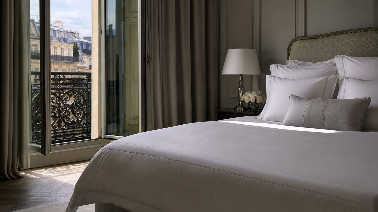 Matelas haut de gamme soigneusement entretenu dans une chambre baignée de lumière matinale douce